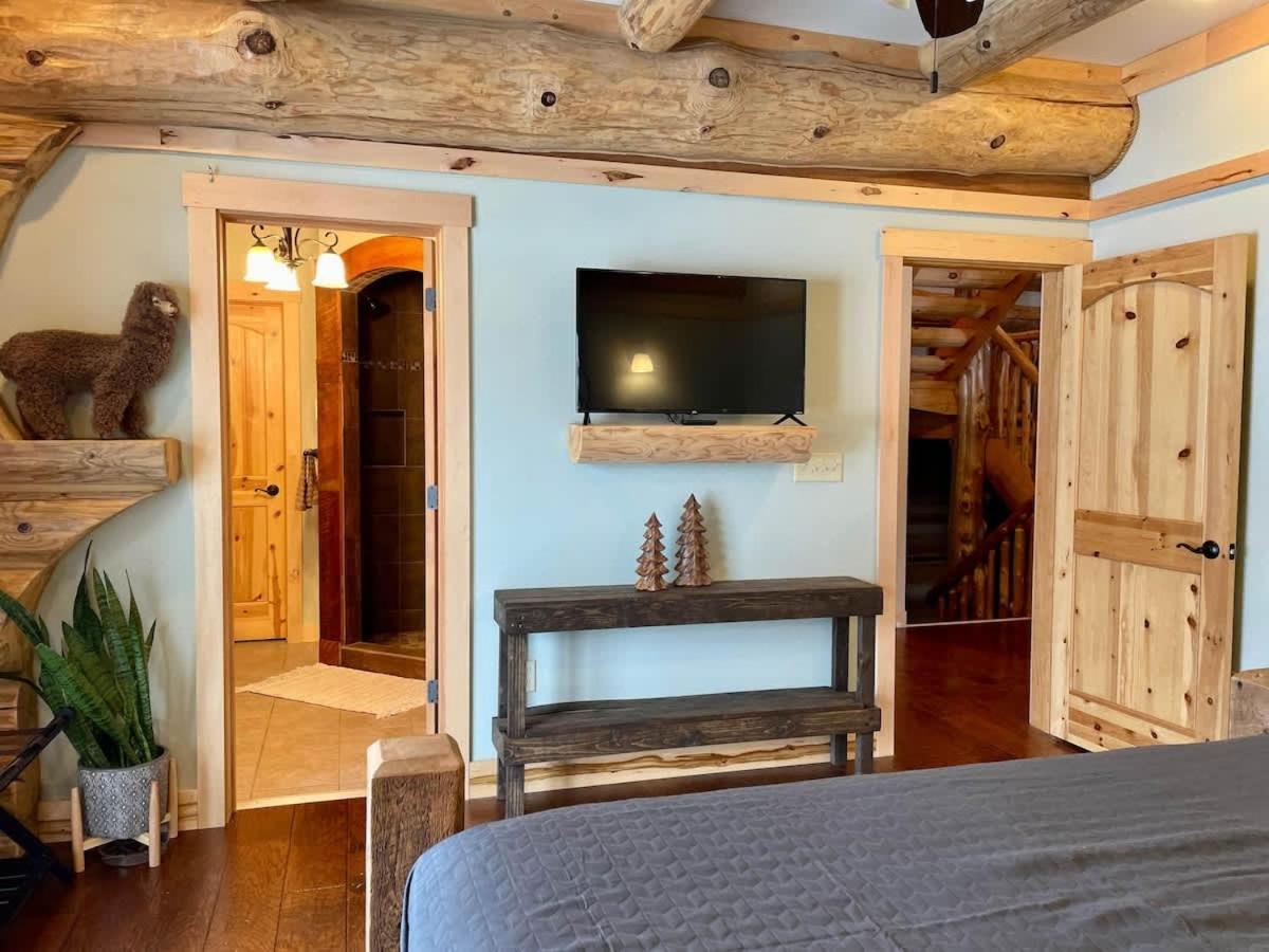Stunning Log Cabin Getaway At The Hannu Haus Ironwood Exterior photo